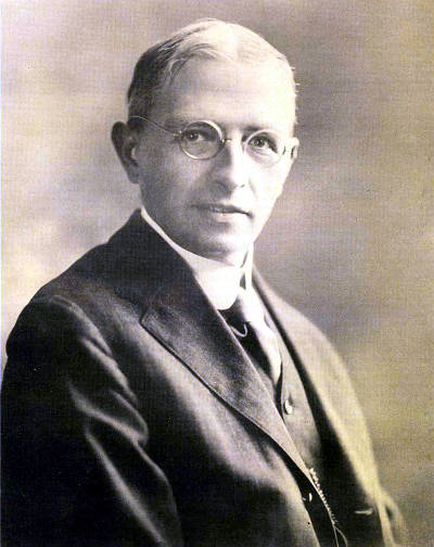 Генри Норрис Рассел (1877–1957) родился в Ойстер-Бей, шт. Нью-Йорк, и большую часть жизни прожил в Принстоне, куда он переехал в 12-летнем возрасте. С именем Рассела связаны диаграмма Герцшпрунга-Рассела, показывающая зависимость блеска звезд от цвета, и метод связи Рассела-Саундерса, который описывает двухэлектронные взаимодействия в атомных спектрах. После 1919 г., когда индийский физик Мегнад Н. Саха успешно разработал квантово-механическую теорию ионизации, Рассел посвятил себя теоретическому анализу звездных спектров